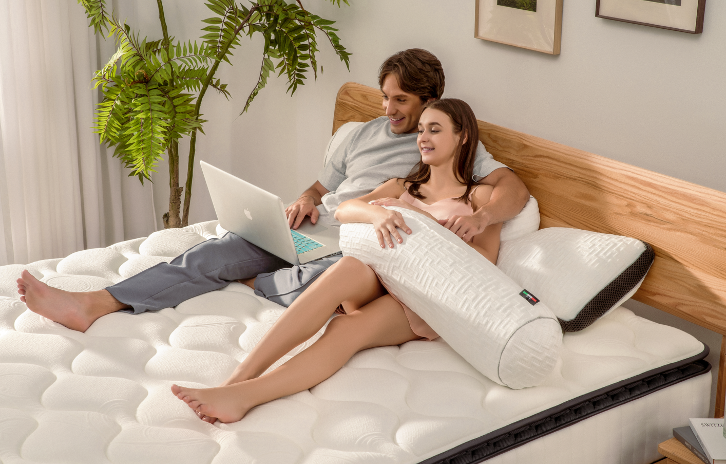 cute-couple-on-comfortable-valmori-mattress