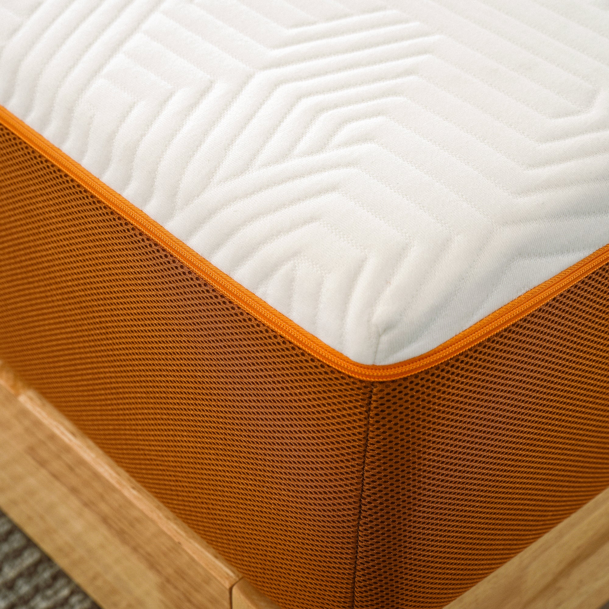  Edge profile of the Valmori S-Shape Foam Mattress Ⅱ (Medium) highlighting its design, texture, and stitching.